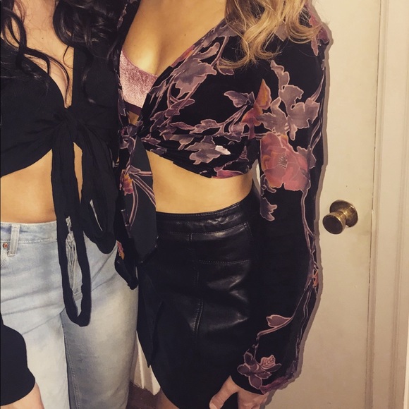 Crop top with tie in front - Picture 3 of 3